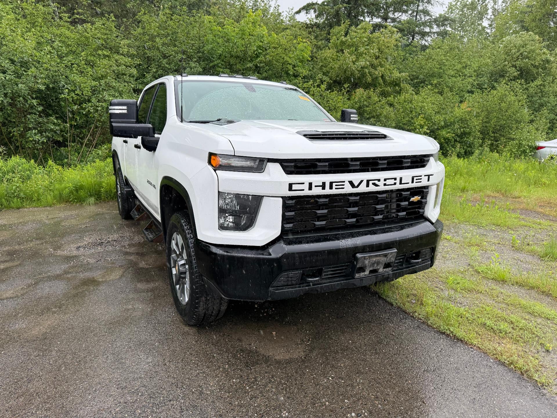 2021 Chevrolet Silverado 2500HD 4WD Crew Cab Standard Bed Custom in Summit White — front three-quarter view